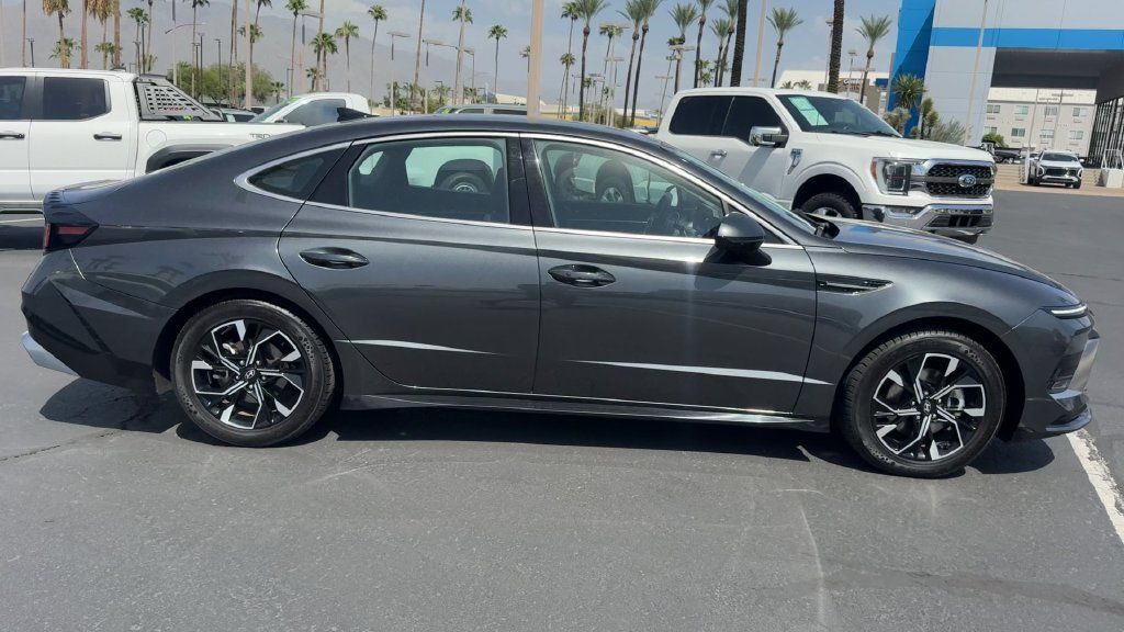 Used 2025 Hyundai Sonata SEL FWD image 2