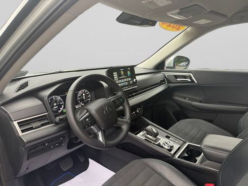 Used 2024 Mitsubishi Outlander 4WD Plug-In Hybrid image 12