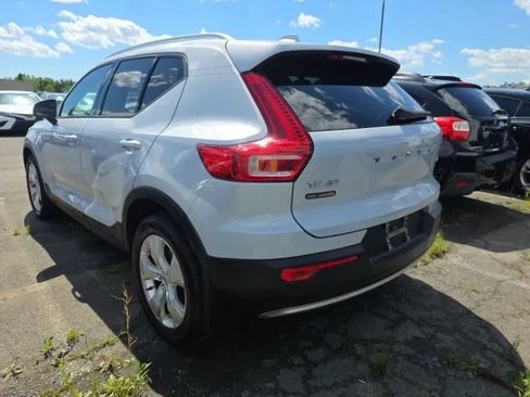 Used 2021 Volvo XC40 T4 Momentum FWD image 4