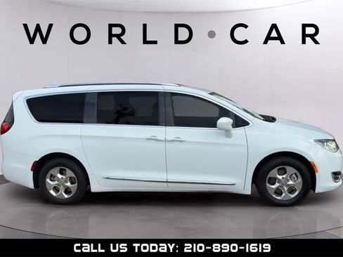 Used 2018 Chrysler Pacifica Touring-L image 2