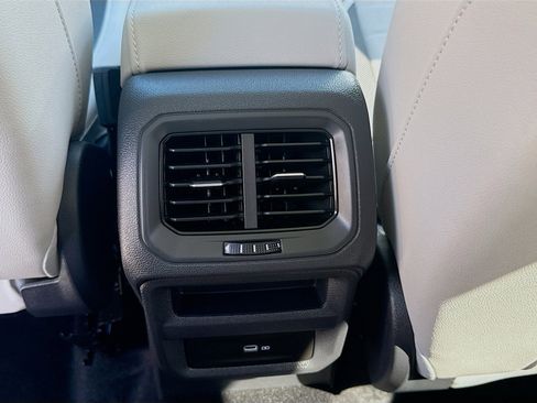 Used 2025 Volkswagen Taos SE image 24