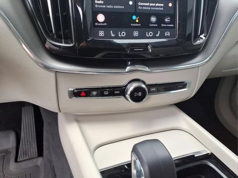 Used 2025 Volvo XC60 B5 Core w/ Protection Package Premier AWD/4WD image 28