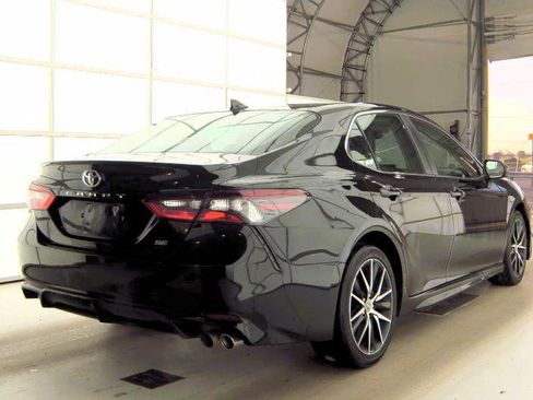 Used 2019 Toyota Camry SE FWD image 4