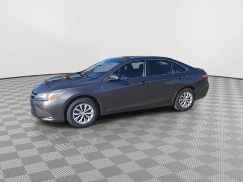 Used 2017 Toyota Camry LE image 4