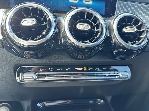 Used 2020 Mercedes-Benz GLB 250 4MATIC w/ Premium Package image 16