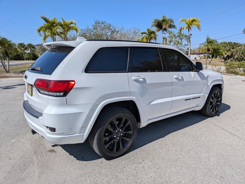 Used 2018 Jeep Grand Cherokee Altitude image 4
