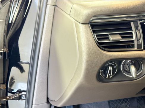 Certified 2025 Porsche Macan image 12