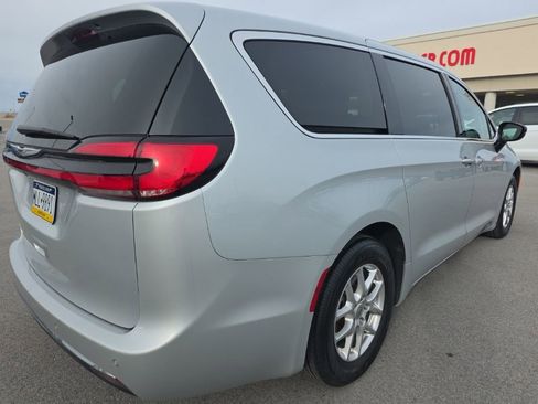 Used 2024 Chrysler Pacifica Touring-L image 5
