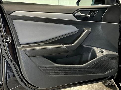 Used 2025 Volkswagen Jetta SE image 21