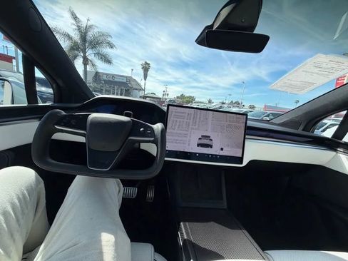 Used 2022 Tesla Model X Plaid image 8