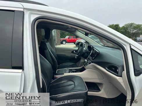 Used 2023 Chrysler Pacifica Limited FWD image 14
