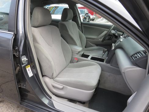 Used 2010 Toyota Camry LE image 11