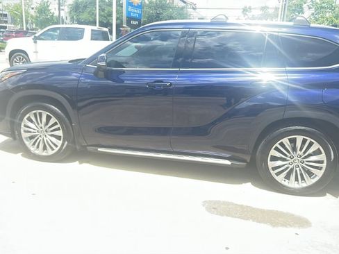 Used 2025 Toyota Highlander Platinum AWD/4WD image 9