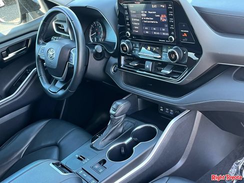 Used 2022 Toyota Highlander XLE FWD image 12