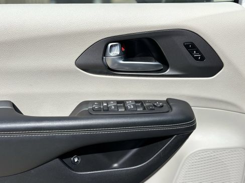 Used 2024 Chrysler Pacifica Limited FWD image 11