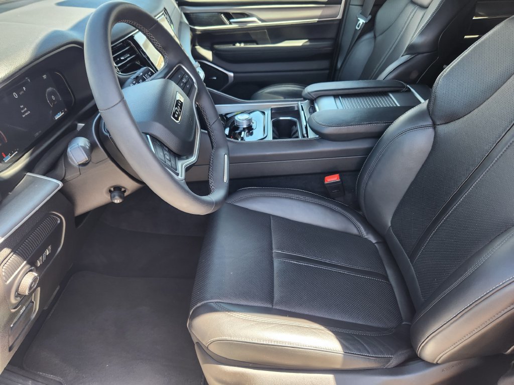 Used 2025 Jeep Wagoneer 4WD image 13