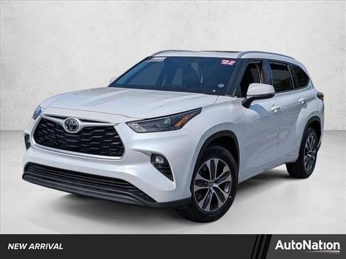 Used 2022 Toyota Highlander XLE FWD image 1