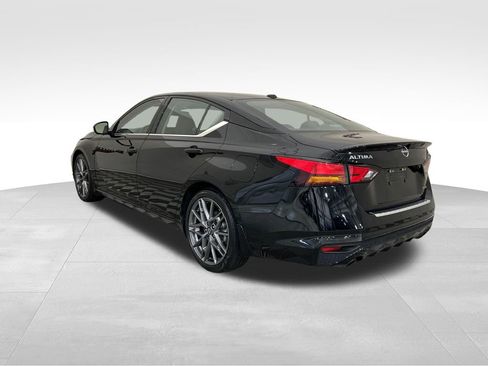 Used 2023 Nissan Altima 2.0 SR FWD image 3