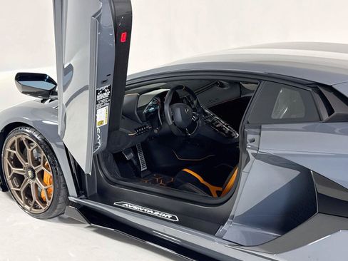 Used 2020 Lamborghini Aventador SVJ AWD/4WD image 12