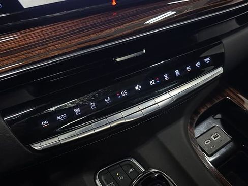 Used 2022 Cadillac Escalade Premium Luxury AWD/4WD image 24