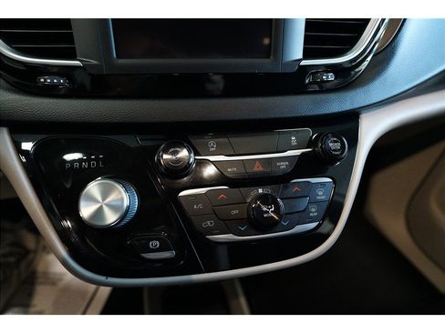 Used 2022 Chrysler Voyager LX FWD image 21