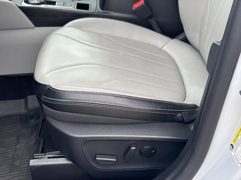 Used 2025 Ford Escape Platinum w/ Premium Technology Package FWD image 17