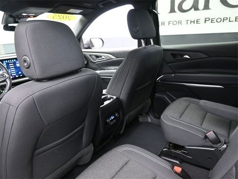 Used 2025 Chevrolet Traverse LT image 24