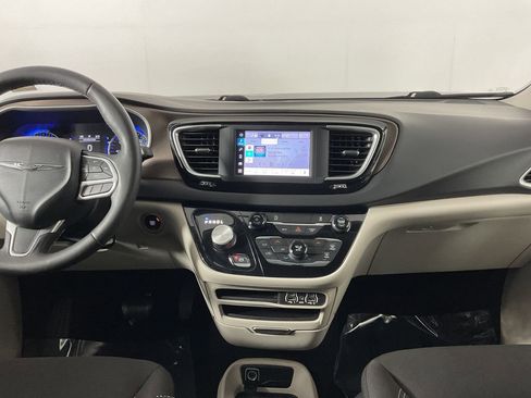 Used 2022 Chrysler Voyager LX image 16