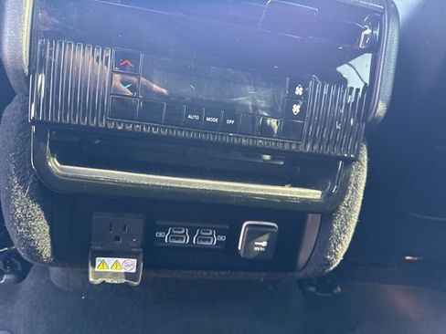 Used 2022 Jeep Wagoneer Series II w/ Premium Group I AWD/4WD image 13