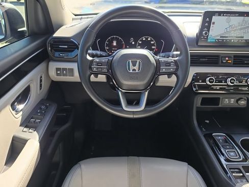 Used 2025 Honda Pilot Touring image 14