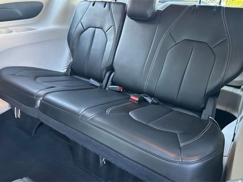 Used 2024 Chrysler Pacifica Touring-L image 18