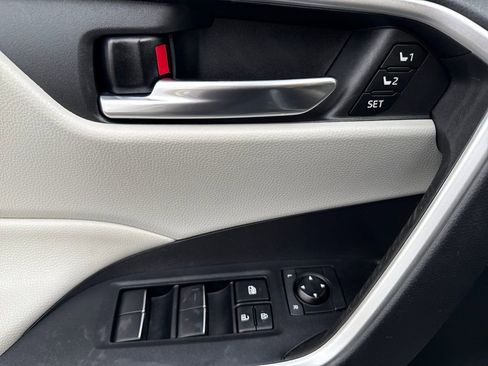 Used 2021 Toyota RAV4 XLE Premium image 16