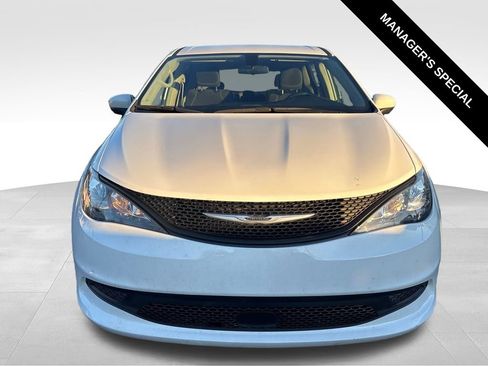 Used 2022 Chrysler Voyager LX FWD image 2