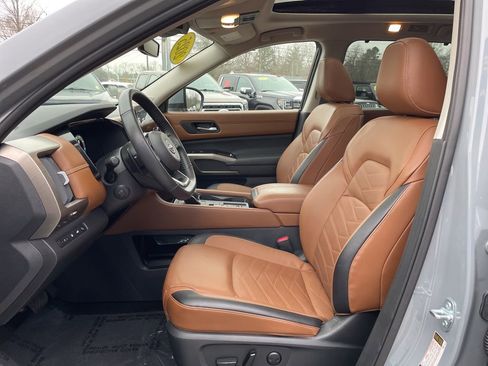 Used 2025 Nissan Pathfinder Platinum w/ Cargo Package image 4