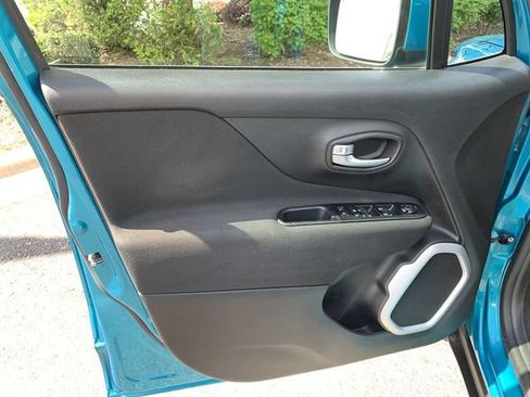 Used 2019 Jeep Renegade Latitude FWD image 17