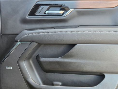 Used 2025 GMC Yukon Denali w/ Sun & Power Step Package image 32