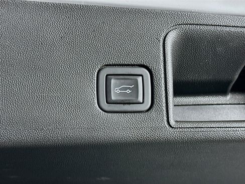 Used 2023 GMC Terrain SLT image 29