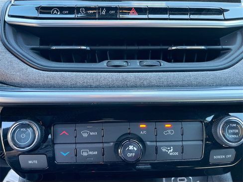 Used 2025 Jeep Compass Latitude image 15