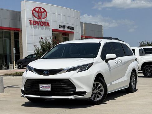 Used 2022 Toyota Sienna LE FWD image 2