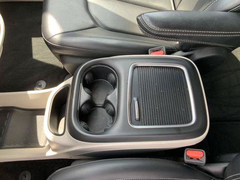Used 2023 Chrysler Pacifica Touring-L FWD image 42