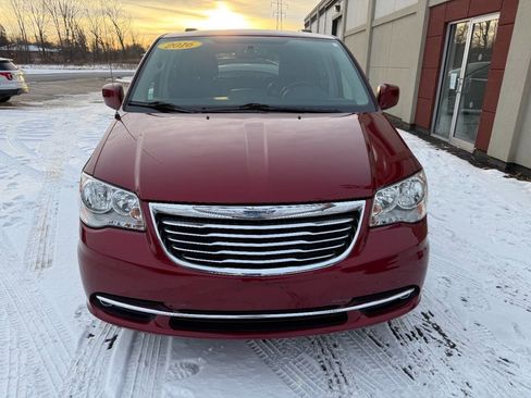 Used 2016 Chrysler Town & Country Touring w/ Driver Convenience Group image 2