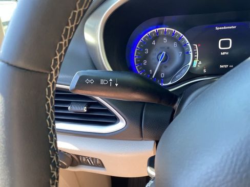 Used 2024 Chrysler Pacifica Touring-L FWD image 23