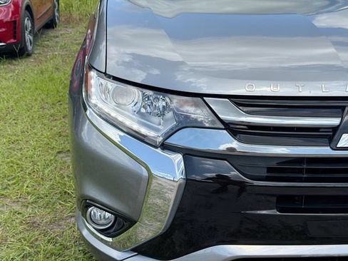 Used 2018 Mitsubishi Outlander 4WD Plug-In Hybrid image 9