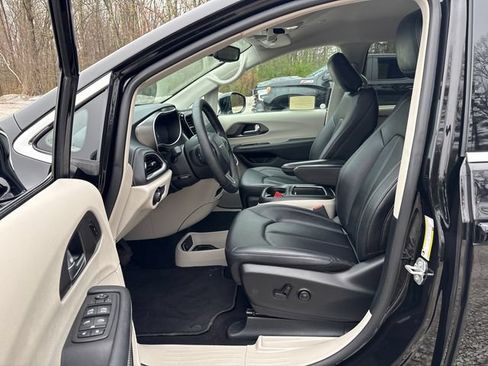 Used 2024 Chrysler Pacifica Touring-L AWD/4WD image 27