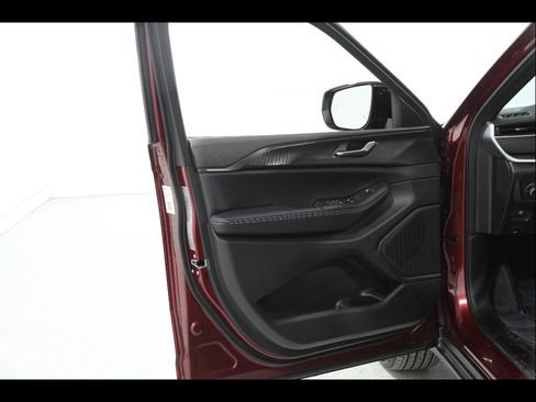 Used 2025 Jeep Grand Cherokee L Altitude image 4