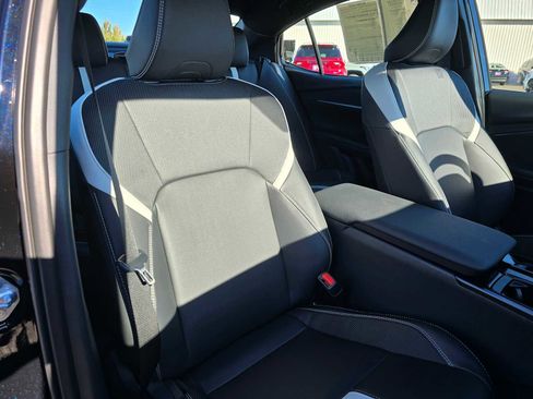 Used 2025 Toyota Camry SE image 11