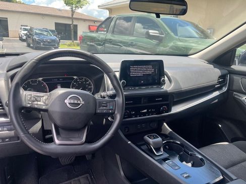 Used 2025 Nissan Rogue SV FWD image 3