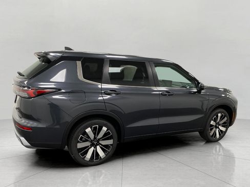 New 2025 Mitsubishi Outlander SE image 2