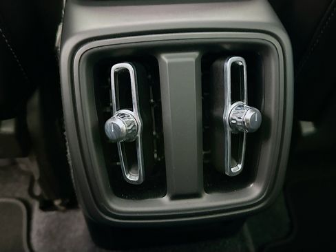 Used 2025 Volvo XC40 B5 Plus image 28