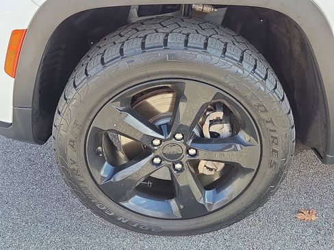 Used 2021 Jeep Grand Cherokee L Laredo image 7